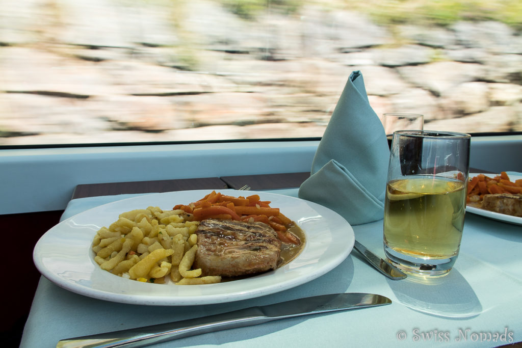 Das leckere Mittagessen wir in der Bordküche des Glacier Express frisch zubereitet