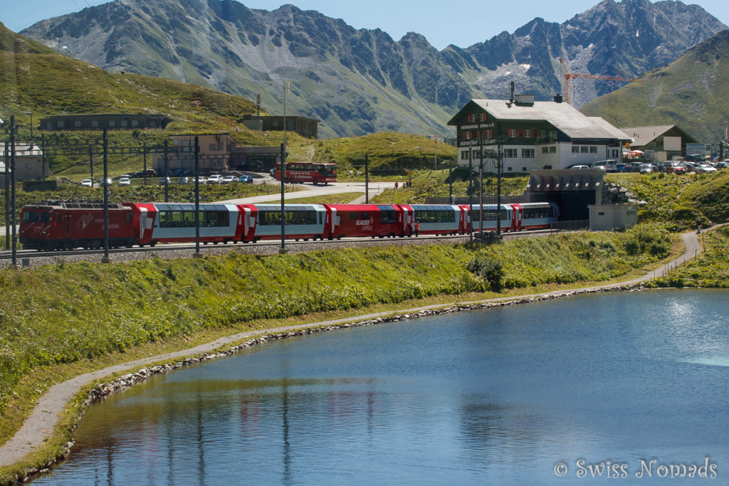 Der Glacier Express fährt über den Oberalppass