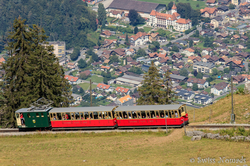 Die Zahnradbahn auf die Schynige Platte mit Blick auf Matten bei Interlacken