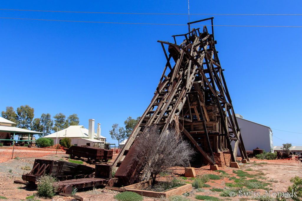 Der aus Holz gefertigte Förderturm der historischen Goldmine von Gwalia