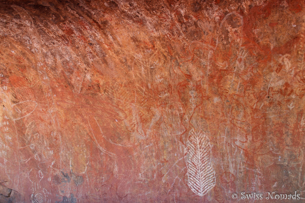 Es gibt verschiedene Orte mit Felsmalerei um den Uluru