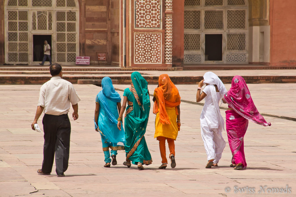 Indische Frauen mit ihren bunten Saris im Akbar Mausoleum