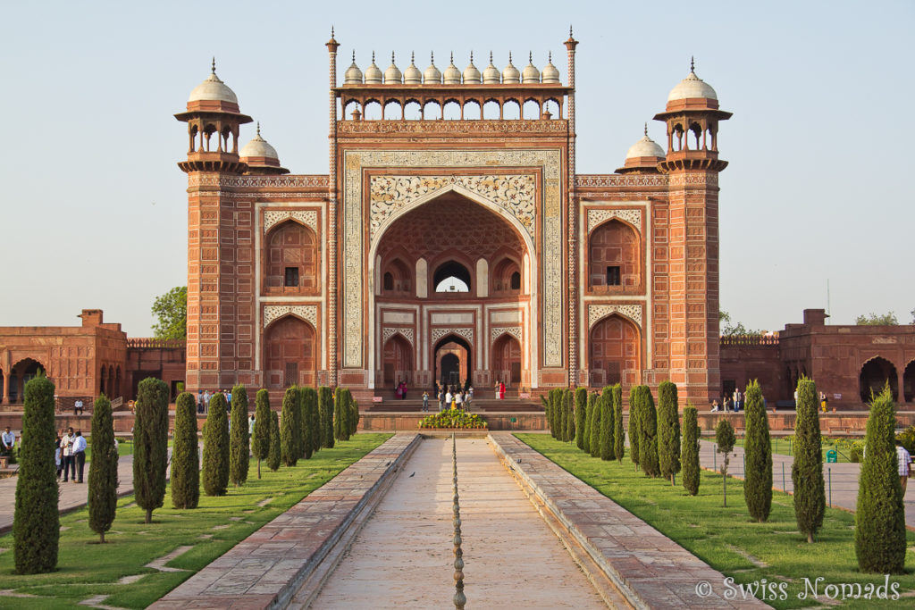 Der Haupteingang zum Taj Mahal in Agra