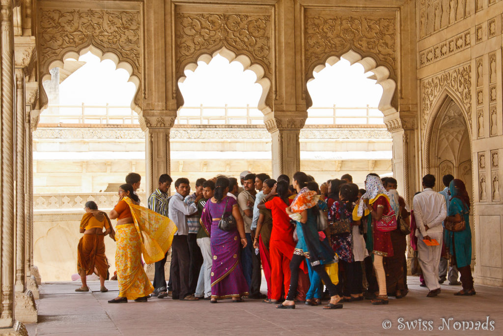 Indische Touristen im Red Fort Agra