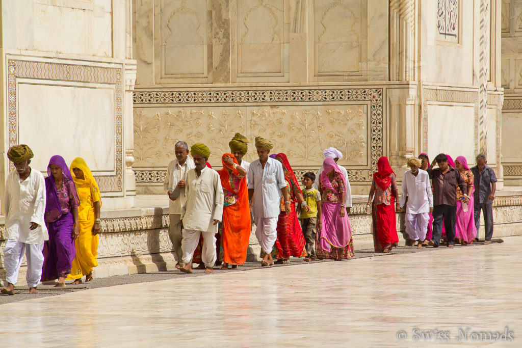 Sehr viele Indische Touristen besichtigen das Taj Mahal