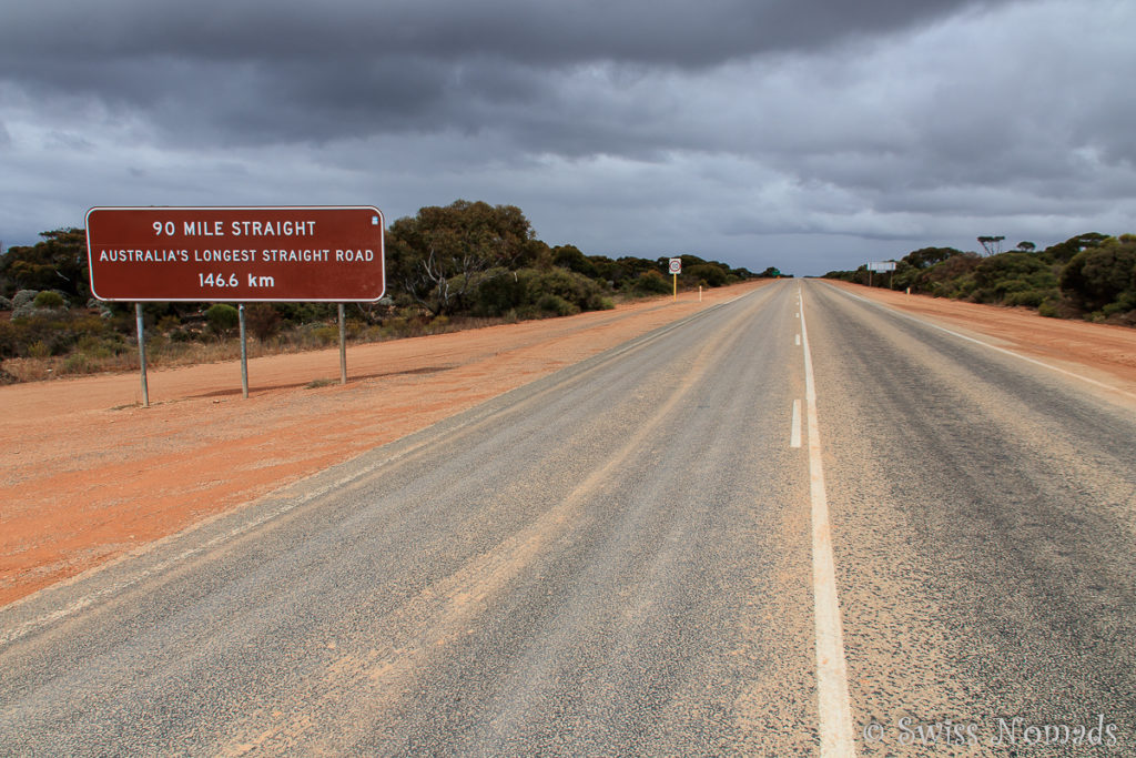 Gerade Strasse durch die Nullarbor Plain