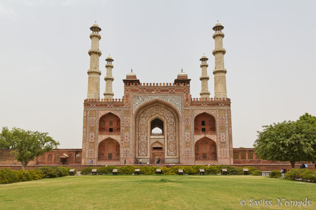 Der sehr reich verzierte Torbau des Akbar Mausoleums in Sikandra