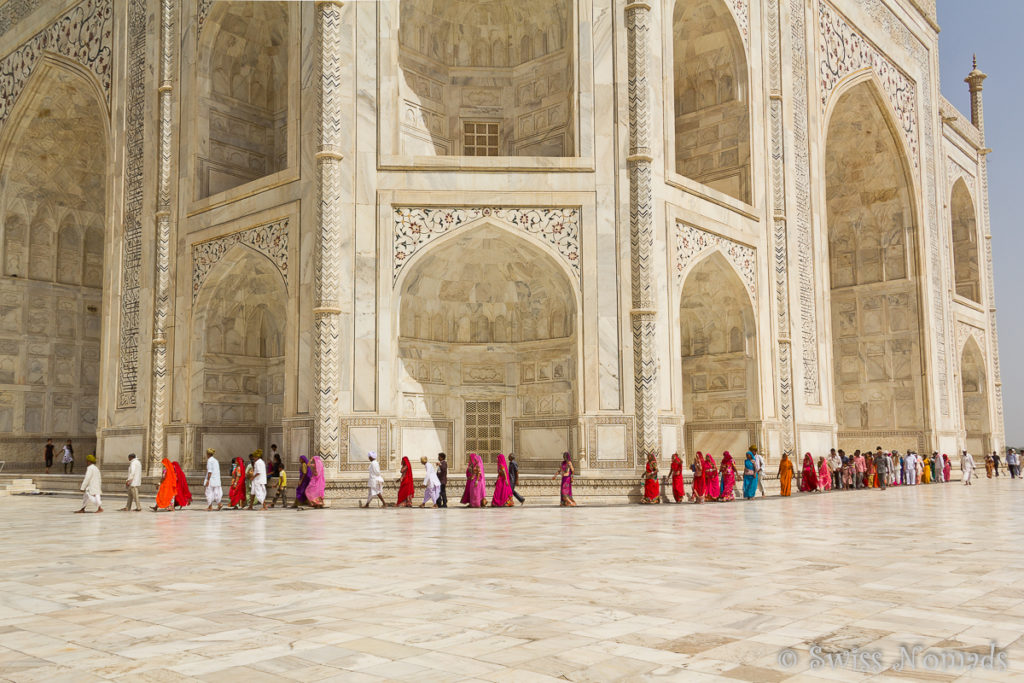 Touristenstrom am Taj Mahal in Agra