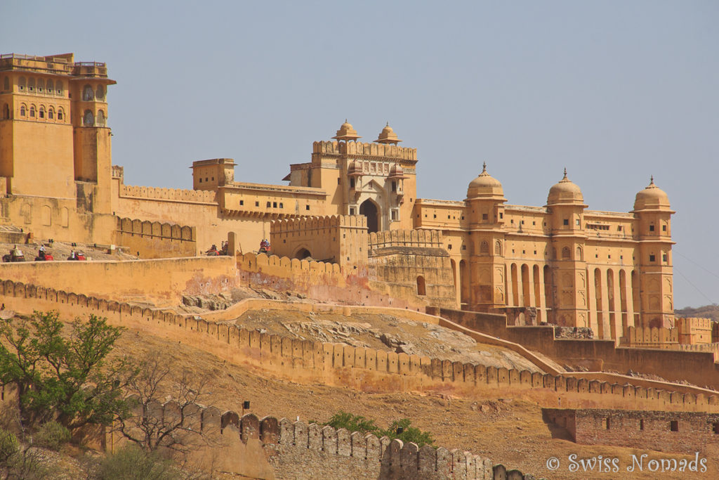 Das Amber Fort liegt im Aravelli Gebirge bei Jaipur