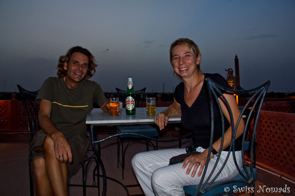 Wir geniessen das Abendessen auf der Dachterrasse unseres Hotels in Bikaner