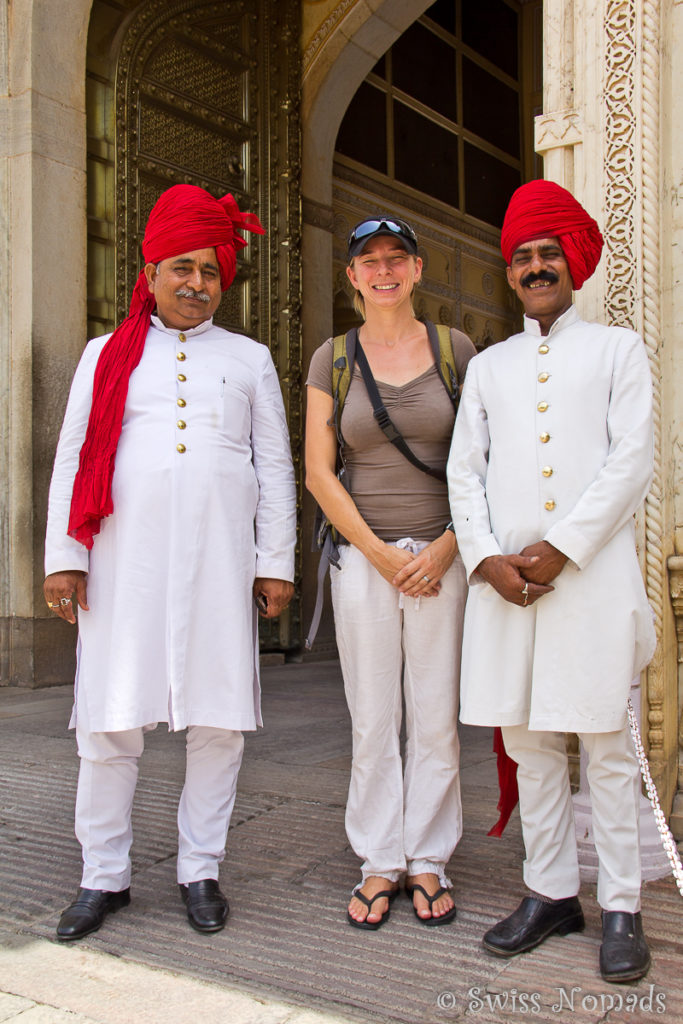 Am Eingang des City Palace in Jaipur stehen zwei Wächter in Uniform