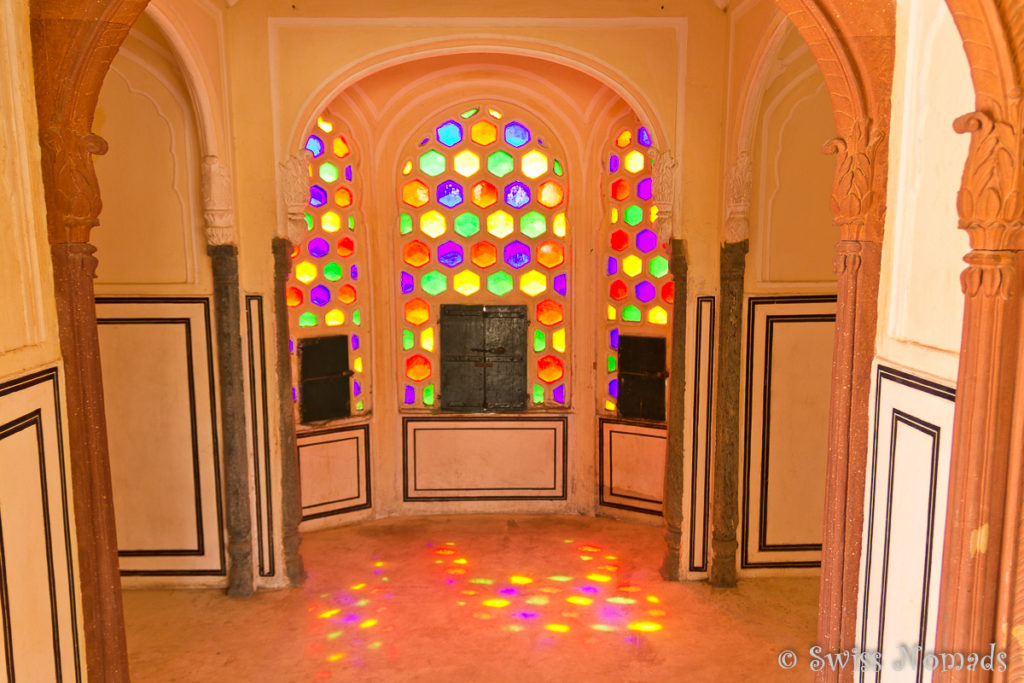 Das Farbenspield in den Erkern des Hava Mahal in Jaipur