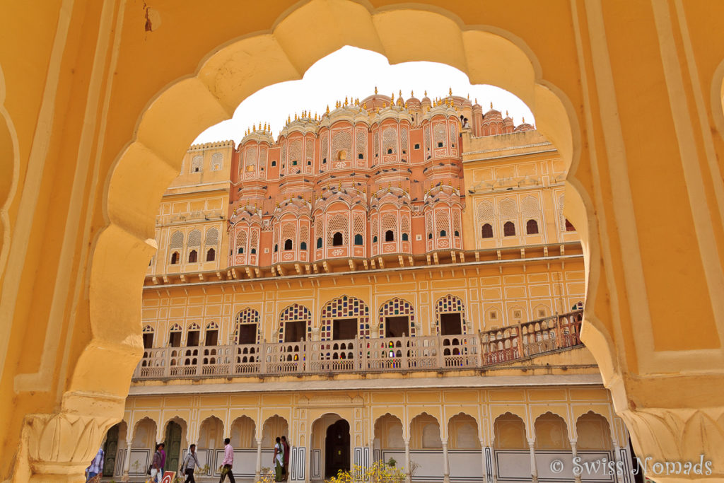 Der Eingang zum Innenhof des Hava Mahal in Jaipur