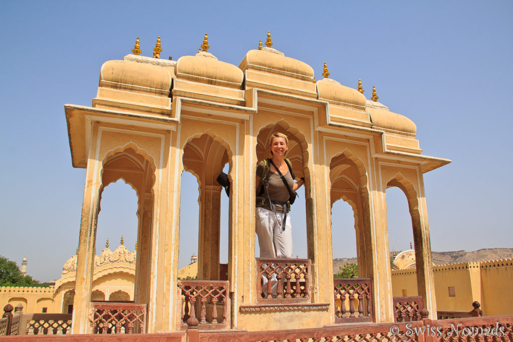 Reni posiert im Hava Mahal in Jaipur