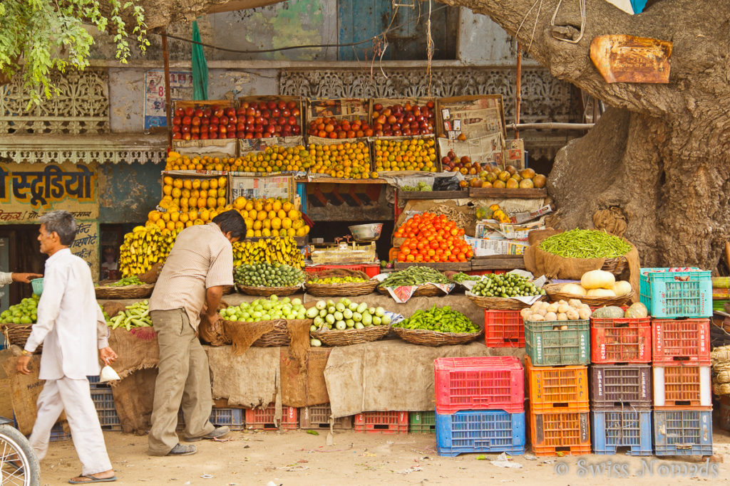 Marktstand mit Frischwaren am Strassenrand in Indien