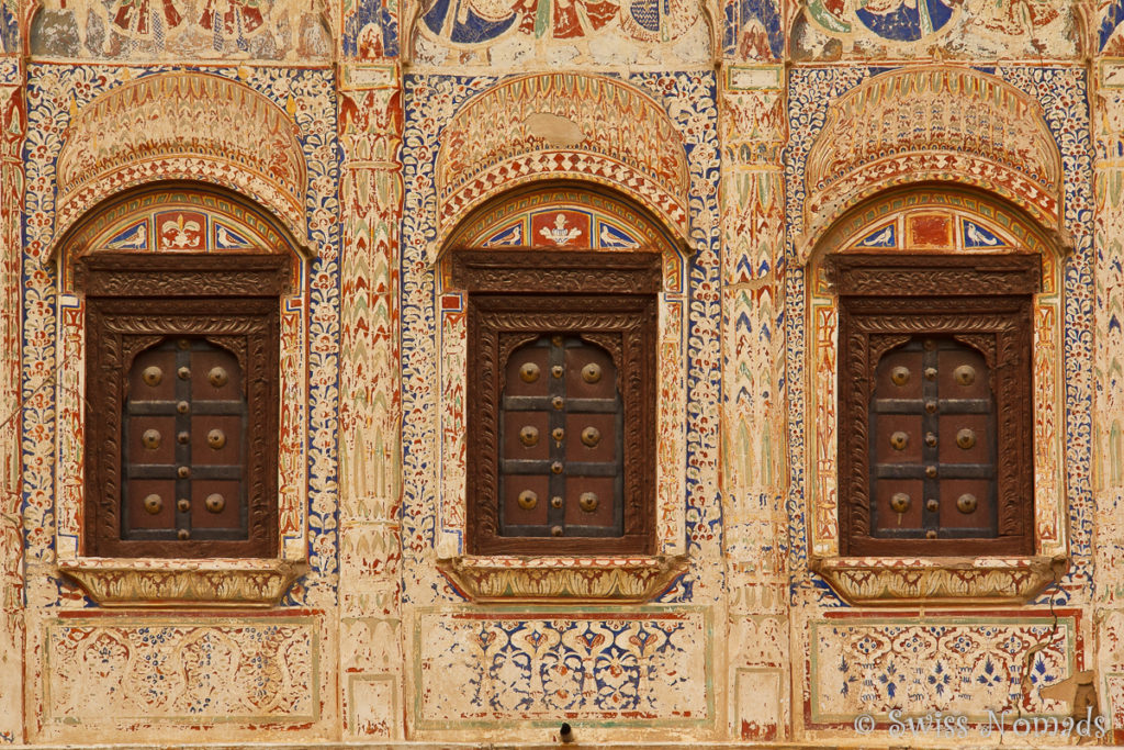 Bunte Fassaden mit Fensterläden an einem Haveli in Mandawa