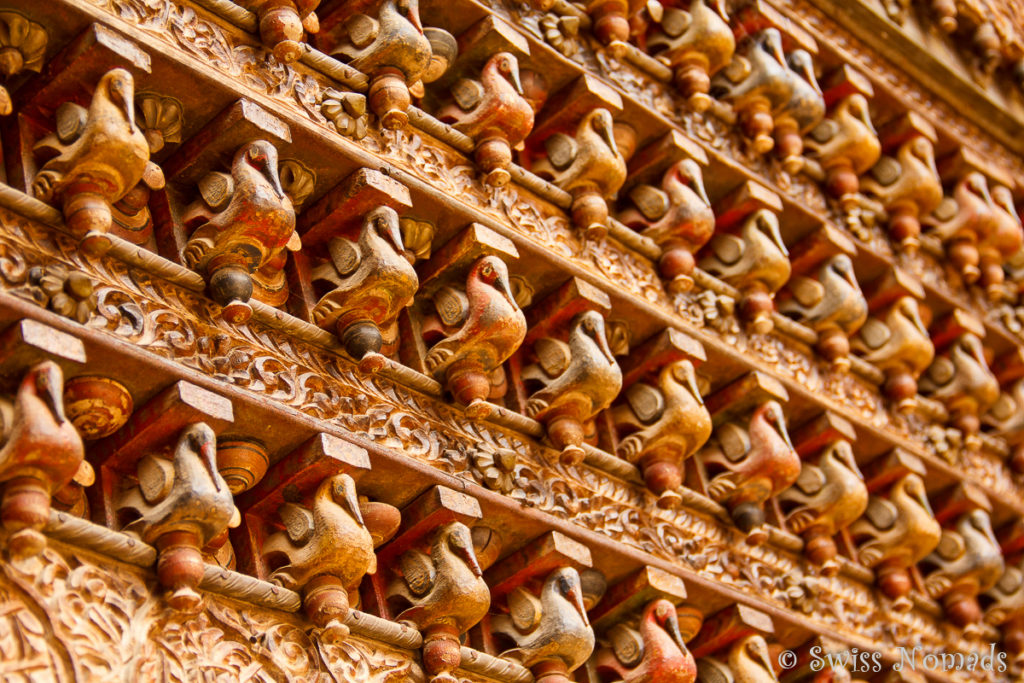 Holzschnitzarbeit über der Eingangstüre des Morarka Havelis in Nawalgarh