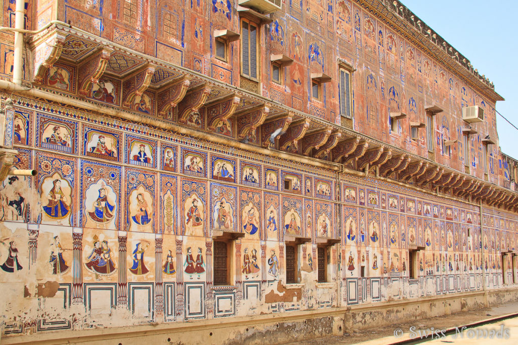 Die reichhaltig bemalte Fassade des Nadine le Prince Havelis in Fatehpur