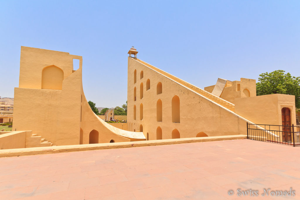 Die riesige Sonnenuhr des Jantar Mantar Observatoriums in Jaipur