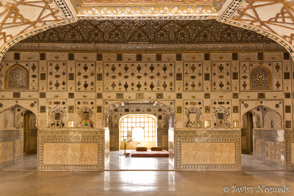 Der Spiegelpalast im Amber Fort ist mit Glas und Spiegelmosaiken verziert