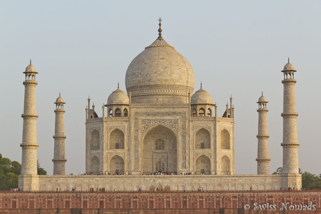 Das Taj Mahal in Agra beim Sonnenuntergang vom Mahtab Bagh aus gesehen