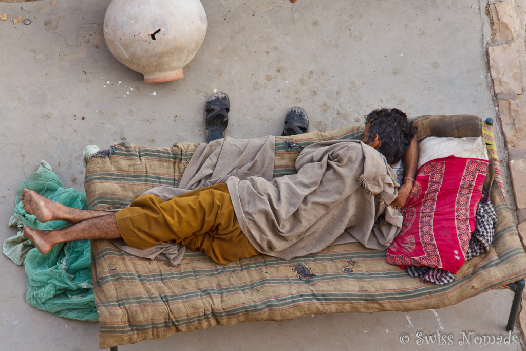 Inder in seinem Bett auf dem Dach in Jaisalmer