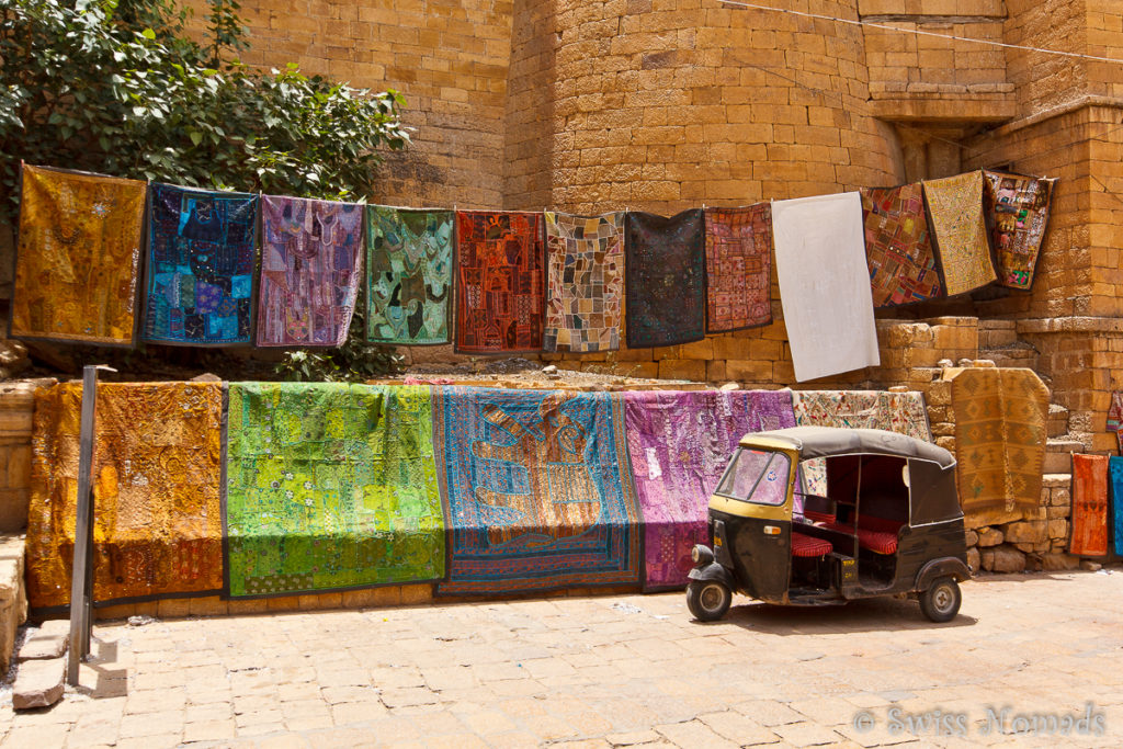 Beim eingang zum Fort von Jaisalmer werden bunte Tücher angeboten