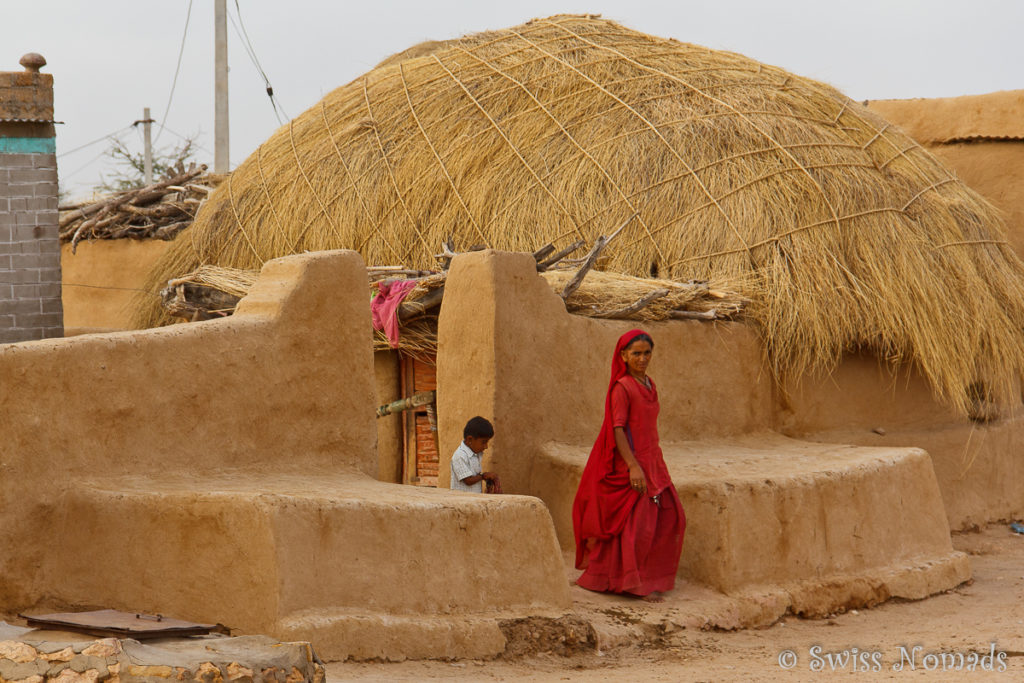 Frau mit buntem Kleid in der Thar Wüste in Rajasthan