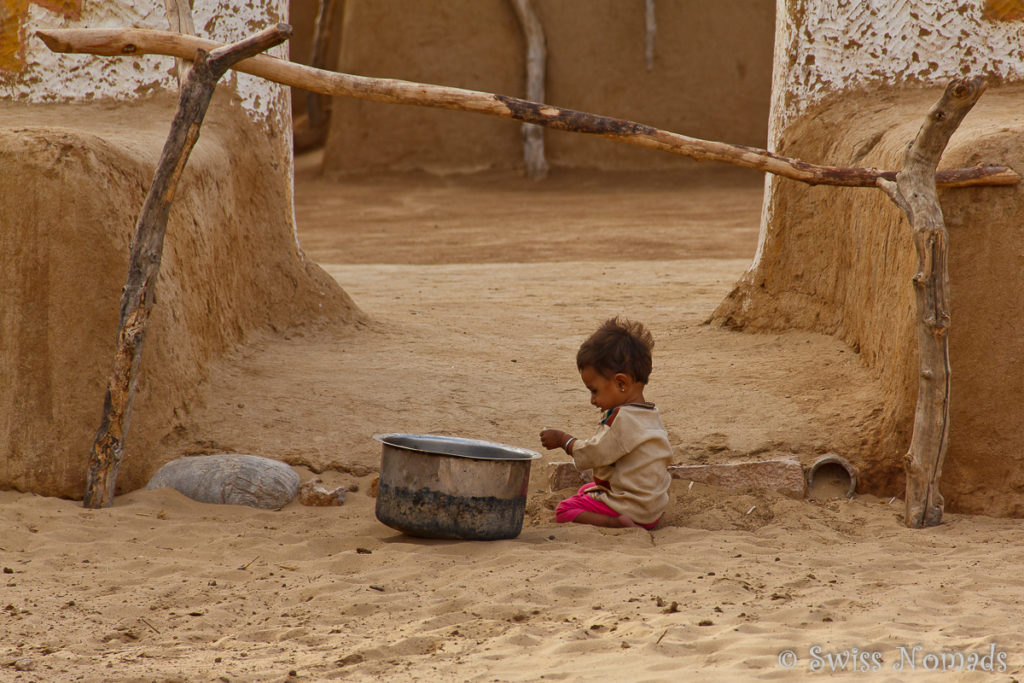 Ein Kind beim spielen in der Thar Wüste in Rajasthan