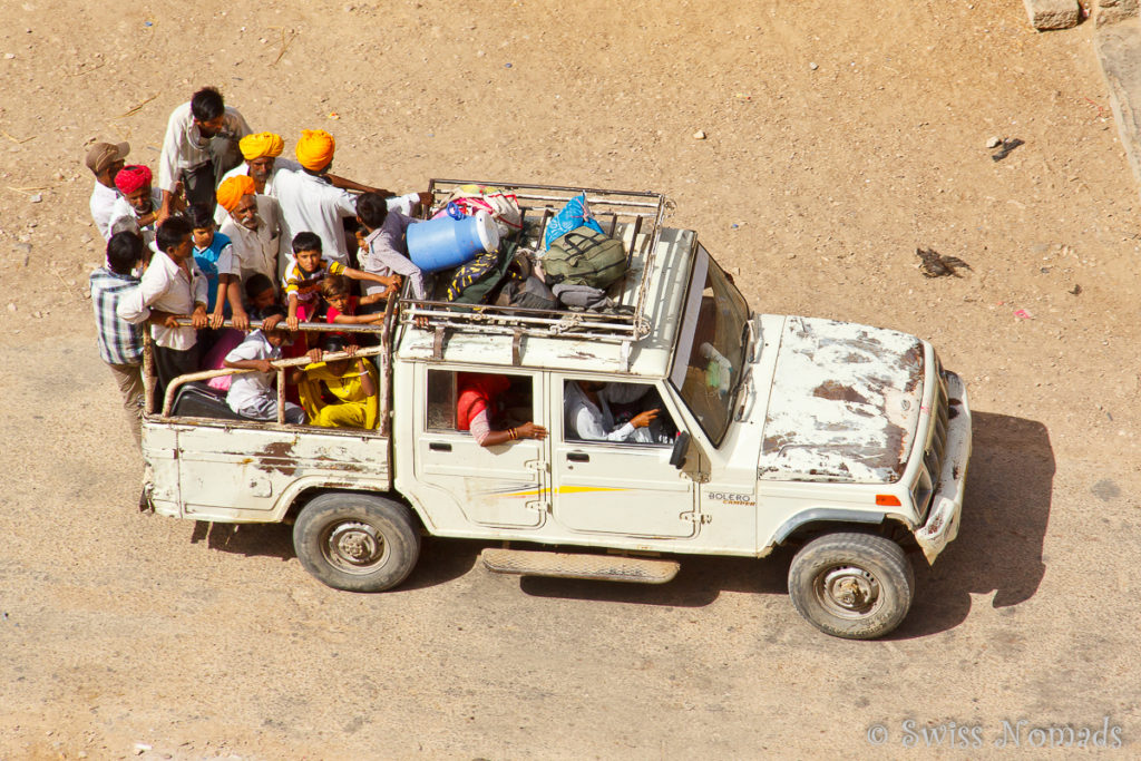 Ein voll beladenes Fahrzeug in Jaisalmer