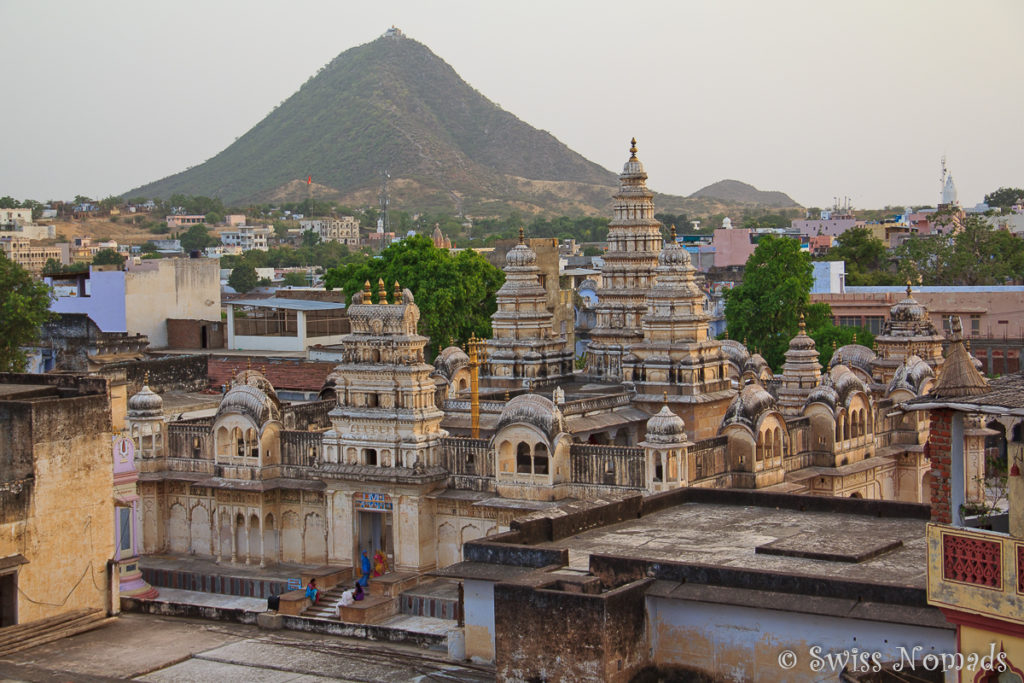 Blick über die heilige Stadt Pushkar mit umliegenden Hügeln