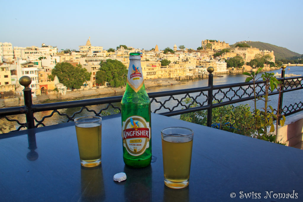 Ein kühles Kingfisher Bier mit Aussicht auf Udaipur