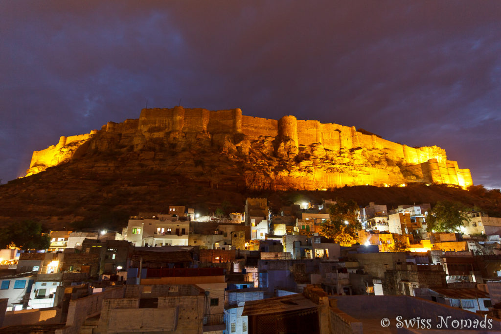 Aussicht auf das Mehrangarh Fort in der Nacht