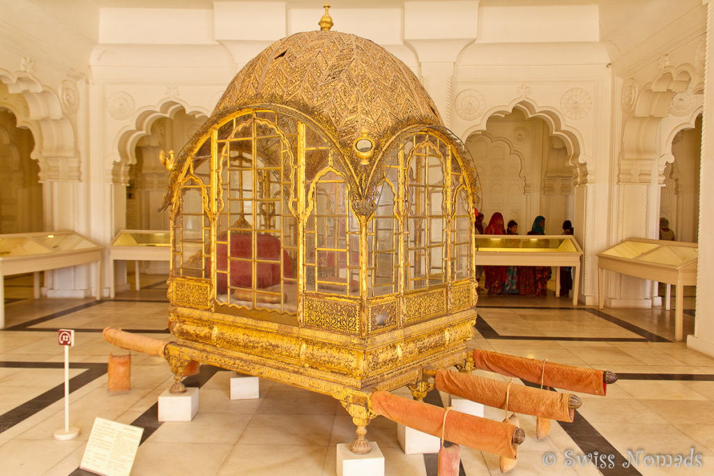 Eine goldene Sänfte im Mehrangarh Fort in Jodhpur