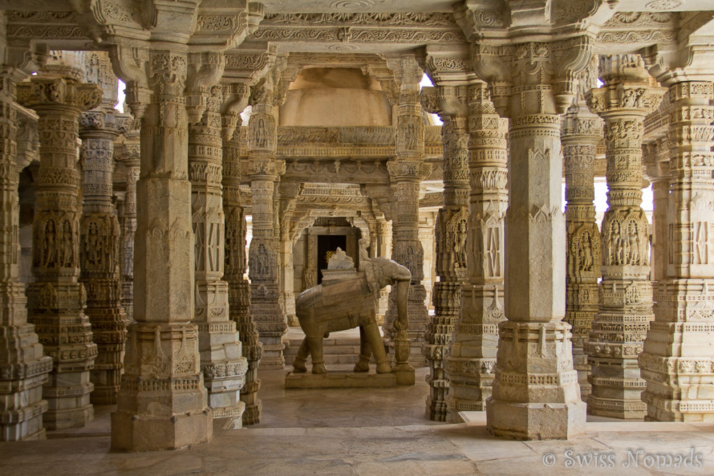 Wundervolle Säulen im Adinatha Jain Tempel in Ranakpur