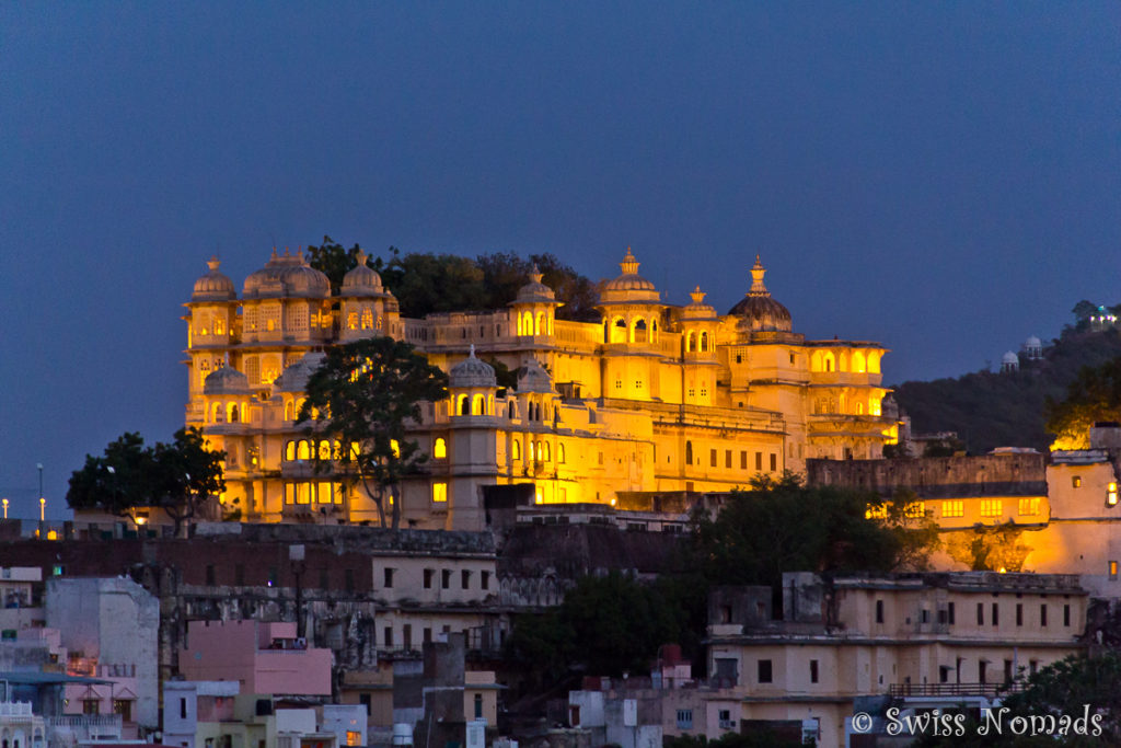 Der prächtige Stadtpalast von Udaipur bei Nacht