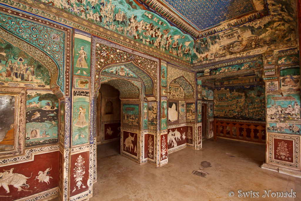 Ein üppig bemaltes Zimmer im Taragarh Fort in Bundi