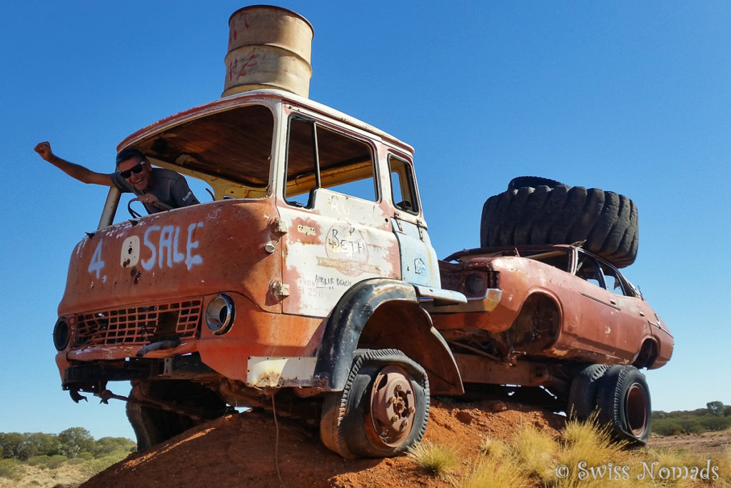 Ein LKW Wrack entlang des Gunbarrel Highway