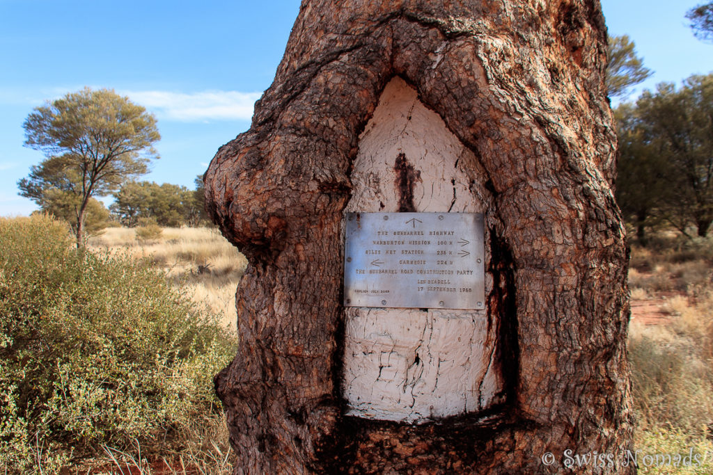 Der Len Beadell Baum mit Plakette des erbauers des Gunbarrel Highway