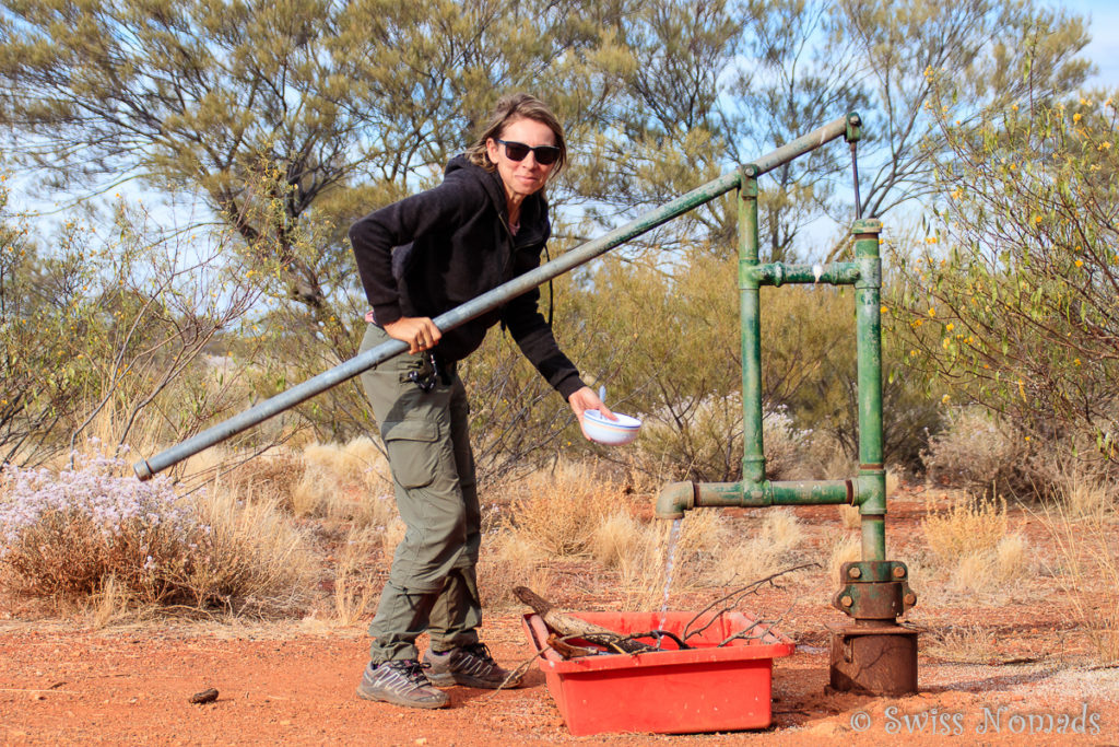 Reni an der Wasserpumpe auf dem Gunbarrel Highway