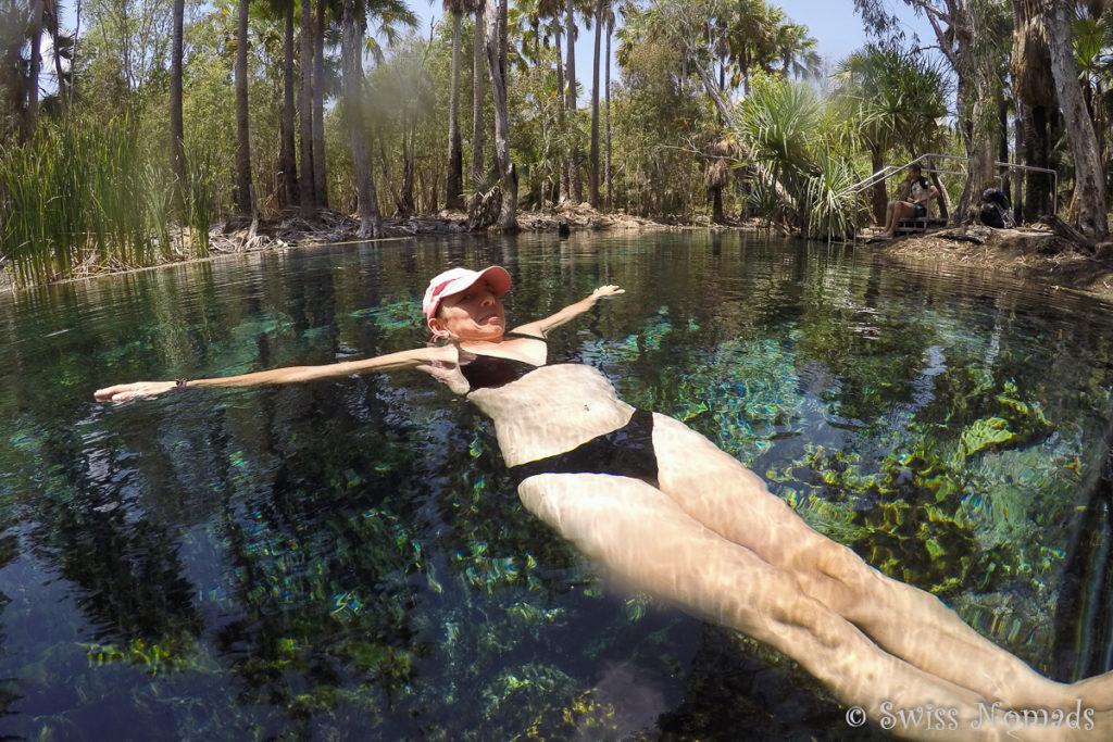 Reni beim Baden in den Bitter Springs in Mataranka