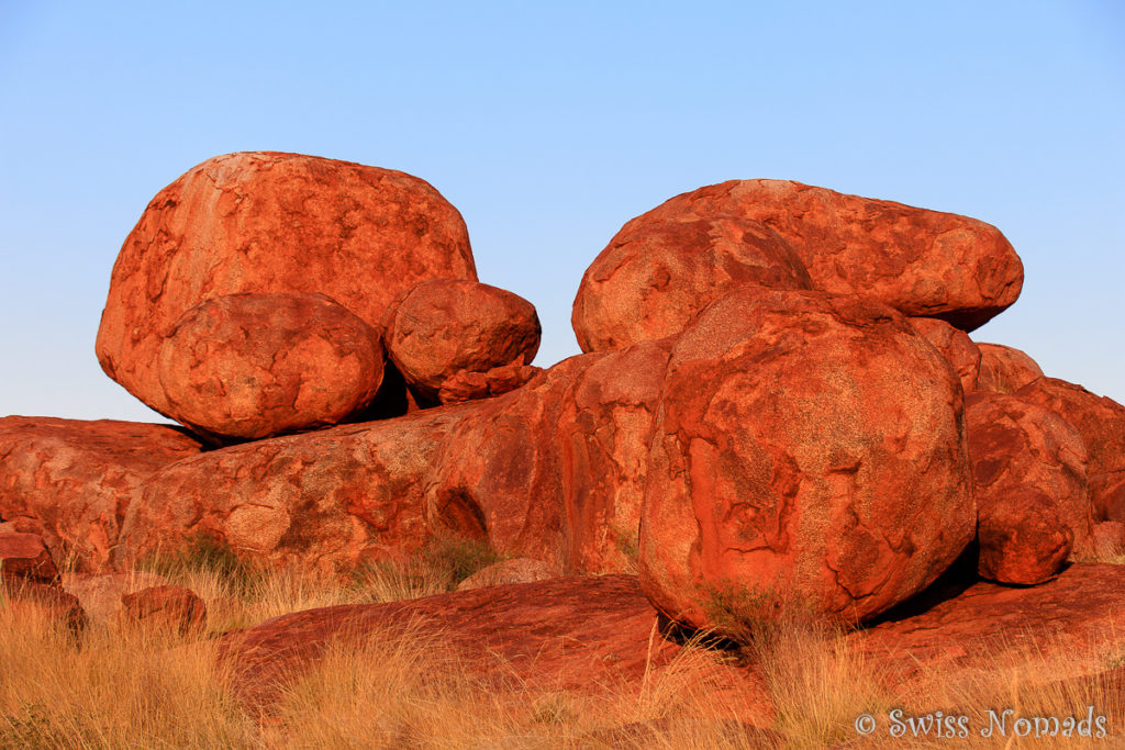 Die Devils Marbles verfärben sich am Abend mit der untergehenden Sonne