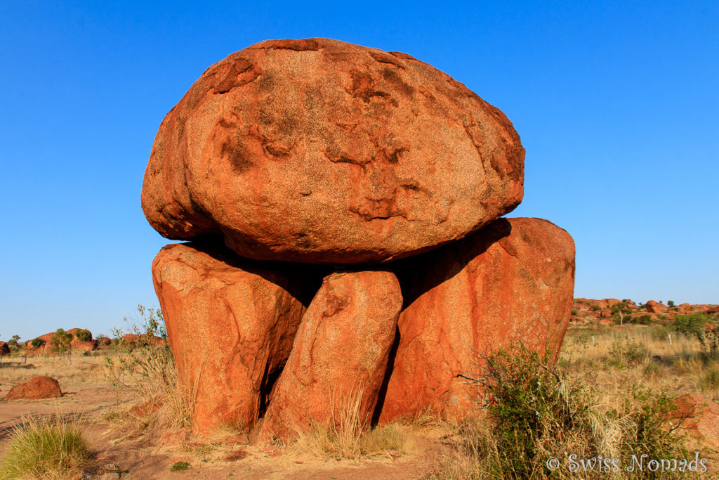 Wunderschön angeordnete Felsbrocken der Devils Marbles am Abend