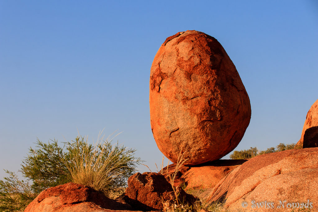 Dieser Fels der Devils Marbles erinnert an ein übergrosses Ei