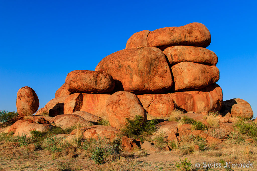 Wie von Menschenhand aufeinandergestapelte Felsen der Devils Marbles