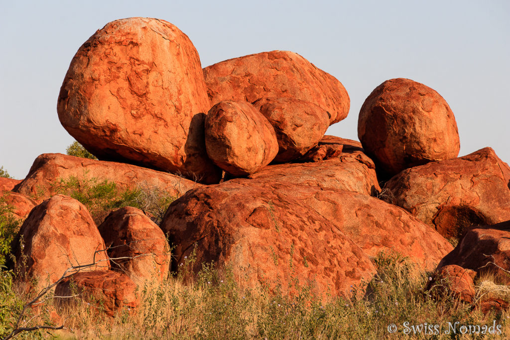 Felsformation der Devils Marbles entlang des Karlu Karlu Walks