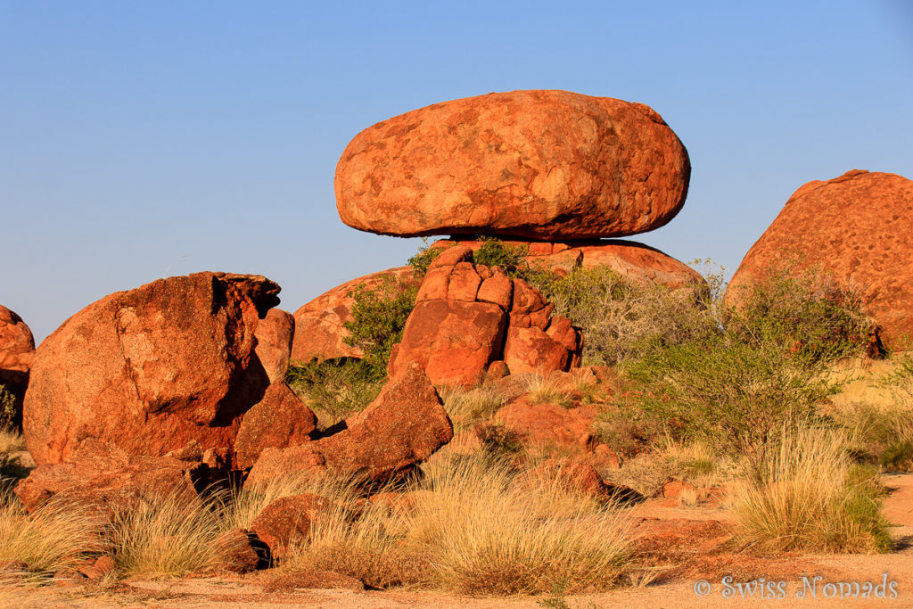 Balancierender Fels der Devils Marbles entlang des Mayjangu Walks am Morgen