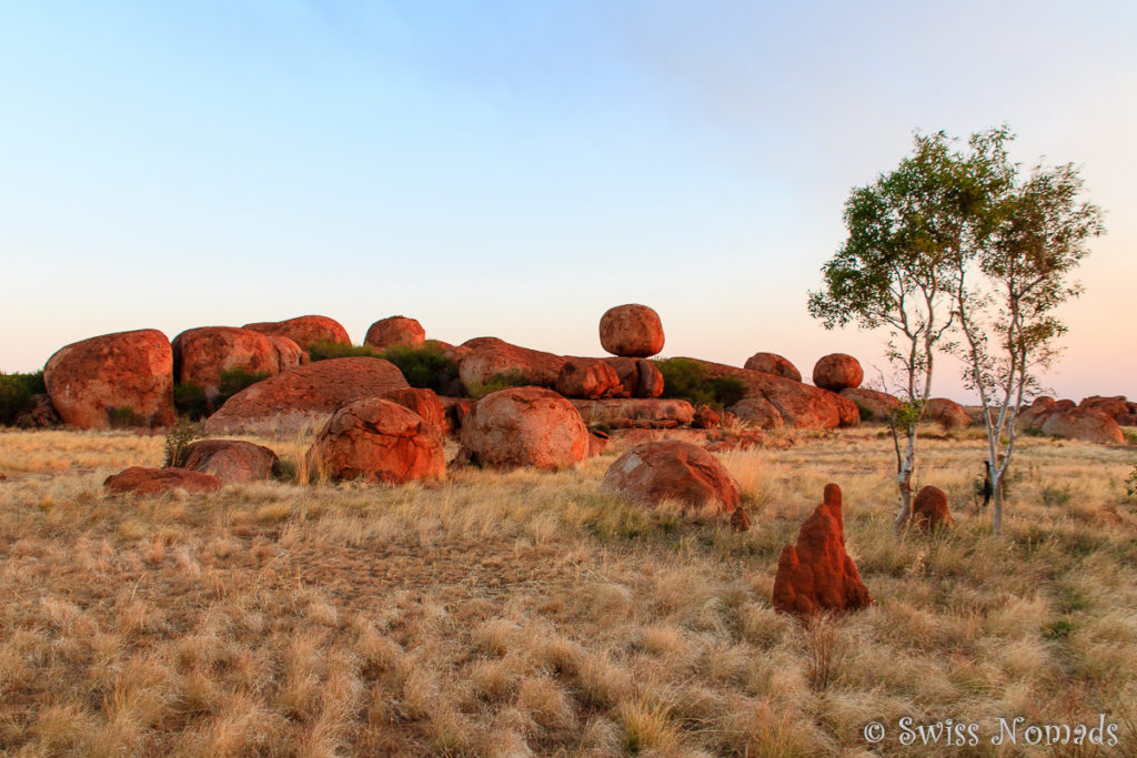 Die Felsen der Devils Marbles entang des Nurrku Walks bei Sonnenuntergang