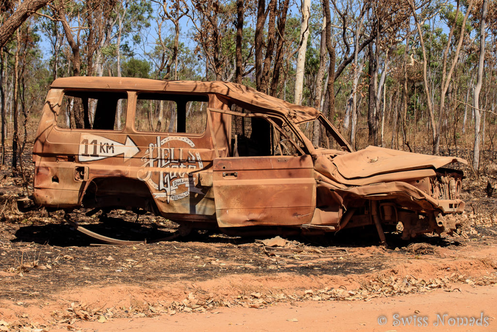 Ein Toyota Landcruiser Wrack kündigt das Hells Gate an