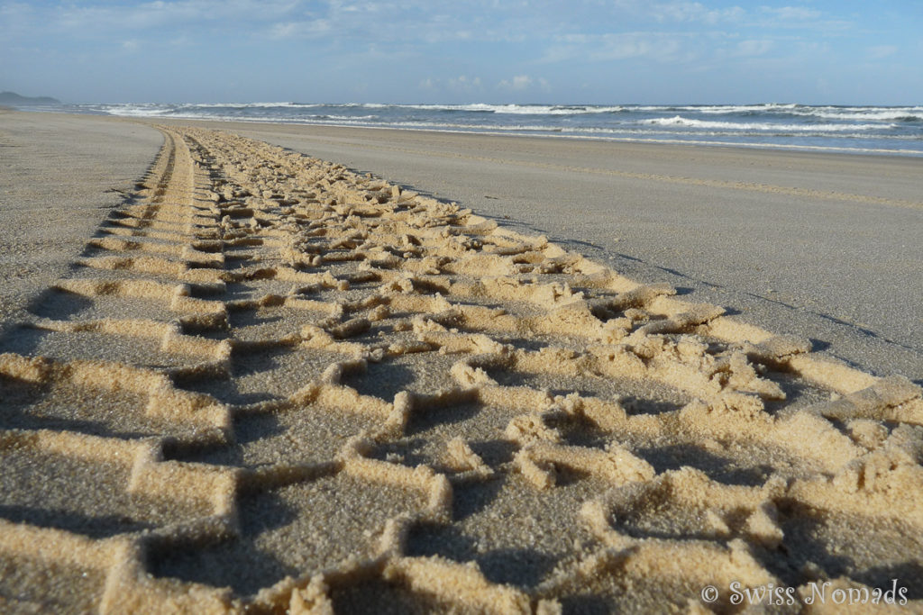 Reifenspur am Strand auf Fraser Island